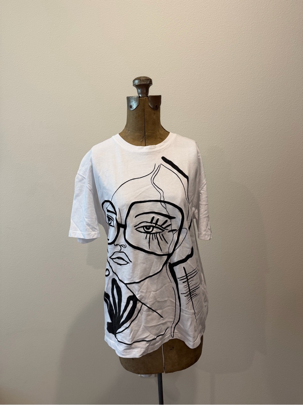 Zara White Short Sleeve Tee with Black Abstract Face Graphic